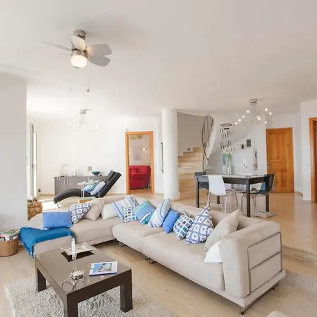 Sleeps 8 Pool Air Con Wifi فيلة كالكان