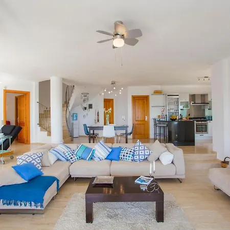 Sleeps 8 Pool Air Con Wifi كالكان