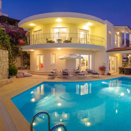فيلة Sleeps 8 Pool Air Con Wifi كالكان